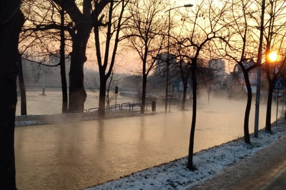 FOTO/VIDEO: Stanovi hladni, ali ulice tople! Bulevar poplavljen toplom vodom!