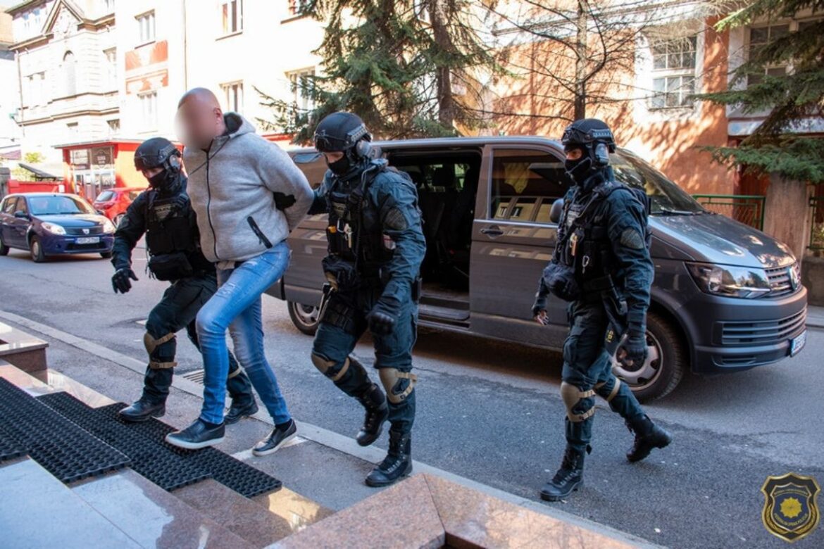 FOTO: Uhapšeno 19 osoba u akciji “Eagle”, pročitajte imena uhapšenih policajaca i Zeničana, pogledajte oduzete automobile