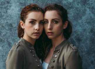 “Ona voli muškarce, a ja žene, naš intimni život je haos”: Sijamske bliznakinje sa jednim polnim organom ispričale sve