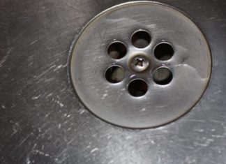 SMRDI VAM IZ KUPATILA KADA PADA KIŠA? Samo ubacite 1 sitnicu iz kuhinje u odvod i rešite problem