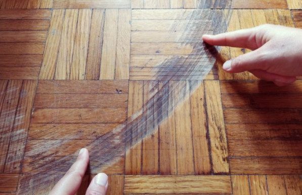 RIJEŠITE SE 0GREBOTINA NA PARKETU: P0TREBNA VAM JE SAMO JEDNA NAMIRNICA, FANTASTIČAN I JEFTIN TRIK