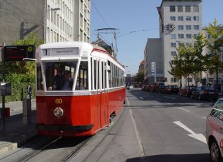 Baka šarmirala ceo Beograd: Obukla se ovako, ušla u gradski prevoz, a njena fotografija obišla internet!