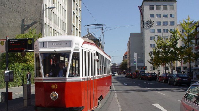 Baka šarmirala ceo Beograd: Obukla se ovako, ušla u gradski prevoz, a njena fotografija obišla internet!