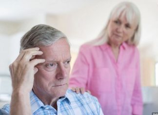 DEDA JE PONAVLJAO DA NOĆU VIDI MUŠKARCA U KUĆI, ALI MU NIKO NIJE VEROVAO JER JE IMAO DEMENCIJU: A kad je umro otkrivena je babina najveća tajna, porodica u šoku!