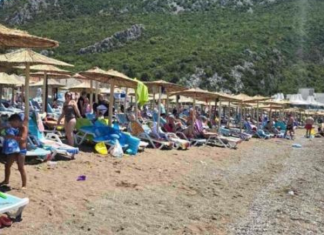 Snimili djevojku na Crnogorskom primorju dok u plićaku radi nesvakidašnju stvar: “Pa, stvarno, pored ovakve prirode i čistog mora…” (VIDEO)