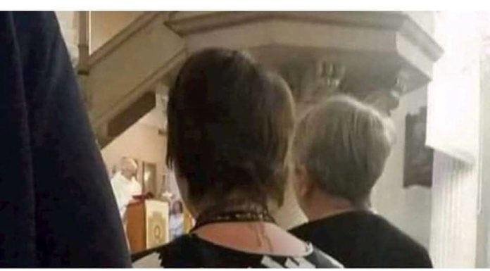 Žena je postala hit na Fejsu zbog majice u kojoj je došla na misu, morate vidjeti što je obukla