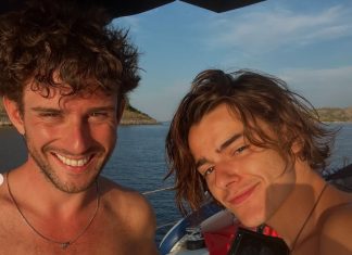 (FOTO) Ljubi tajanstvenog Španca: Poznati hrvatski pjevač Marko Bošnjak prvi put POKAZAO DEČKA, slike sa ljetovanja zapalile mreže (FOTO) Ljubi tajanstvenog Španca: Poznati hrvatski pjevač Marko Bošnjak prvi put POKAZAO DEČKA, slike sa ljetovanja zapalile mreže - featured image