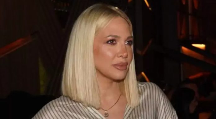 VIŠE NE KRIJE DEČKA: Javno objavljeno koga ljubi srpska pevačica – nasred terase ZAJAHALA izabranika, sve puca od strasti i ljubavi (FOTO) VIŠE NE KRIJE DEČKA: Javno objavljeno koga ljubi srpska pevačica – nasred terase ZAJAHALA izabranika, sve puca od strasti i ljubavi (FOTO) - featured image