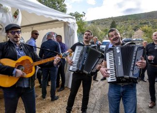Skandal u Bosni: Mladoženja došao sa svatovima, a onda im mlada priredila šok “Obećala je brak, a onda nas ostavila na cedilu” Skandal u Bosni: Mladoženja došao sa svatovima, a onda im mlada priredila šok "Obećala je brak, a onda nas ostavila na cedilu" - featured image