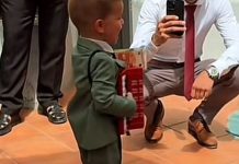 Mali genijalac sa harmonikom rasplakao publiku: Kad je zapjevao hit, uslijedio je haos od aplauza! Dječak s harmonikom napravio pravi šou: Zapjevao poznati hit, a publika ga je pošteno nagradila - featured image