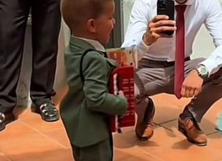 Mali genijalac sa harmonikom rasplakao publiku: Kad je zapjevao hit, uslijedio je haos od aplauza! Dječak s harmonikom napravio pravi šou: Zapjevao poznati hit, a publika ga je pošteno nagradila - featured image