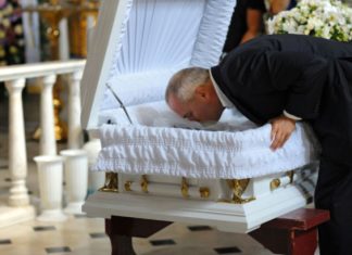 Istina o običaju koji svi rade na sahranama: Da li valja ljubiti pokojnika? Da li valja ljubiti pokojnika? Mnogi Srbi to rade, a ovo je prava istina - featured image