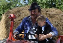 Nekad dječak iz serije, a danas pravi frajer: Ovako sada izgleda mali Toma, Radašinov unuk iz „Selo gori“! Ovako danas izgleda mali Toma iz serije Selo gori: Radašinovog unuka 19 godina kasnije niko ne prepoznaje - featured image