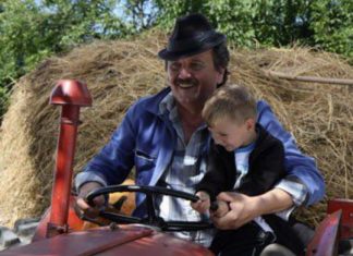 Nekad dječak iz serije, a danas pravi frajer: Ovako sada izgleda mali Toma, Radašinov unuk iz „Selo gori“! Ovako danas izgleda mali Toma iz serije Selo gori: Radašinovog unuka 19 godina kasnije niko ne prepoznaje - featured image