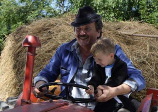 Nekad dječak iz serije, a danas pravi frajer: Ovako sada izgleda mali Toma, Radašinov unuk iz „Selo gori“! Ovako danas izgleda mali Toma iz serije Selo gori: Radašinovog unuka 19 godina kasnije niko ne prepoznaje - featured image