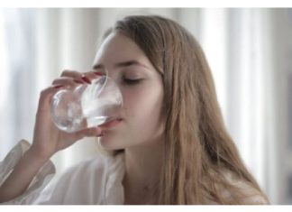 VELIKA GREŠKA KOJU SVI PRAVIMO: Pogrešno pijenje vode usporava varenje i deblja – evo kako to spriječiti! Evo gdje griješimo kada pijemo vodu, zato nam otežava varenje i gojimo se! Evo kako to izbjeći! - featured image