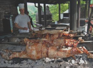 Najeo se jagnjetine u Jablanici, pa zbrisao bez plaćanja: Konobar ga jurio sve do Banjaluke – EVO šta se desilo kad ga je uhvatio! Najeo se jagnjetine u Jablanici, pa pobjegao: Konobar ga ganjao do Banja Luke a pogledajte sta se desilo kad ga je uhvatio!!! - featured image