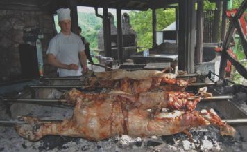 Najeo se jagnjetine u Jablanici, pa zbrisao bez plaćanja: Konobar ga jurio sve do Banjaluke – EVO šta se desilo kad ga je uhvatio! Najeo se jagnjetine u Jablanici, pa pobjegao: Konobar ga ganjao do Banja Luke a pogledajte sta se desilo kad ga je uhvatio!!! - featured image