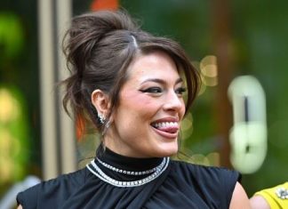 Žena sa najsavršenijim telom i 100 kilograma skinula se u donji veš i pokazala svaki deo svog tela: Svi su sinoć gledali samo u nju Žena sa najsavršenijim telom i 100 kilograma skinula se u donji veš i pokazala svaki deo svog tela: Svi su sinoć gledali samo u nju - featured image