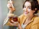 Šta se zaista dešava sa vašim telom ako jedete med svaki dan? Nutricionista otkriva moćne, ali neočekivane efekte Šta se zaista dešava sa vašim telom ako jedete med svaki dan? Nutricionista otkriva moćne, ali neočekivane efekte - featured image