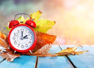 OVE GODINE KAZALJKE POMERAMO NAJRANIJE DO SADA! Evo kada tačno počinje zimsko računanje vremena OVE GODINE KAZALJKE POMERAMO NAJRANIJE DO SADA! Evo kada tačno počinje zimsko računanje vremena - featured image