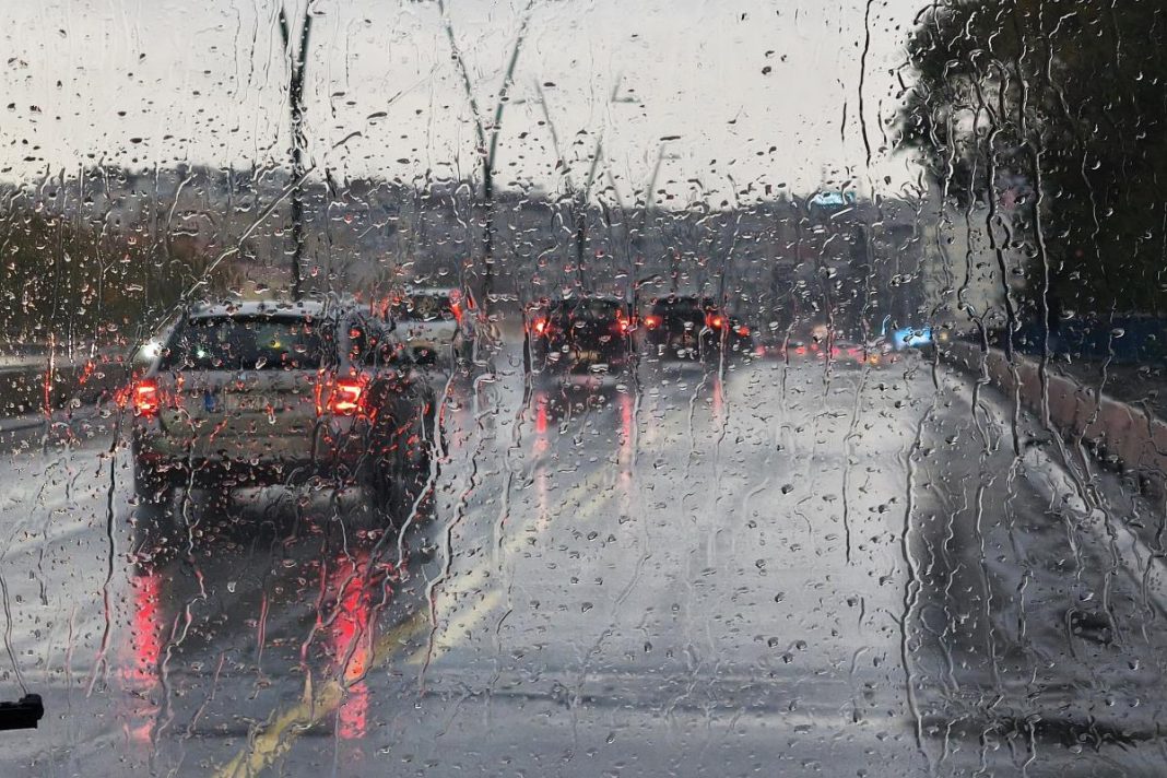 Kako se vozi kada pljušti kiša: Vozači u Srbiji prave 3 greške, ovo su pravila koja spašavaju živote za volanom - featured image