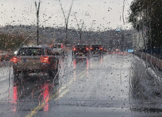 Kako se vozi kada pljušti kiša: Vozači na Balkanu prave 3 greške, ovo su pravila koja spašavaju živote za volanom Kako se vozi kada pljušti kiša: Vozači u Srbiji prave 3 greške, ovo su pravila koja spašavaju živote za volanom - featured image