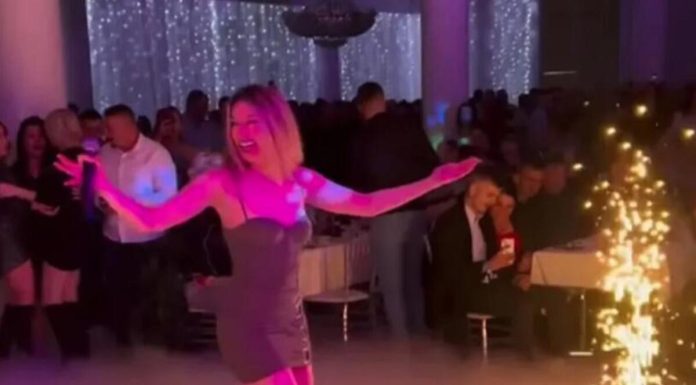 “TUŠIRAM SE I PEREM KOSU KAD STIGNEM”! Naša pevačica tvrdi da je KAO RAKUN! Šokirala o ličnoj higijeni "TUŠIRAM SE I PEREM KOSU KAD STIGNEM"! Naša pevačica tvrdi da je KAO RAKUN! Šokirala o ličnoj higijeni - featured image