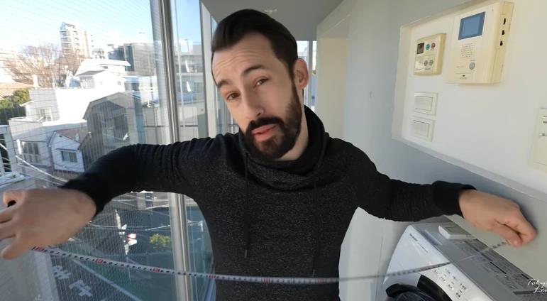 Nema krevet ni nameštaj, kupatilo gleda na ulicu: Kad vidite kako izgleda najmanji stan, više se nećete žaliti na svoju kvadraturu (VIDEO) - featured image Nema krevet ni nameštaj, kupatilo gleda na ulicu: Kad vidite kako izgleda najmanji stan, više se nećete žaliti na svoju kvadraturu (VIDEO) - featured image