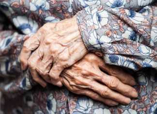 Šta je to “starački miris” i kako ga se rešiti? Stručnjakinja za dugovečnost tvrdi da samo jedna namirnica pomaže Šta je to "starački miris" i kako ga se rešiti? Stručnjakinja za dugovečnost tvrdi da samo jedna namirnica pomaže - featured image