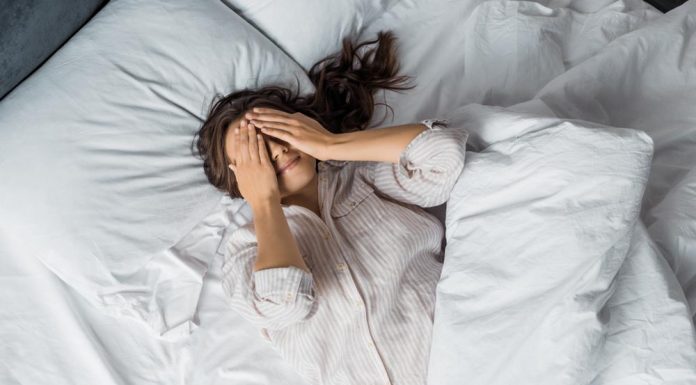 Dugo se vrtite u krevetu? Evo kako da zaspite za 10, 60 ili 120 sekundi Dugo se vrtite u krevetu? Evo kako da zaspite za 10, 60 ili 120 sekundi - featured image