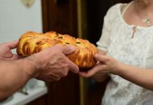 Da li se slavski kolač reže u crkvi ili kod kuće? Otac Predrag Popović otkriva gde greši većina domaćina Da li se slavski kolač reže u crkvi ili kod kuće? Otac Predrag Popović otkriva gde greši većina domaćina - featured image