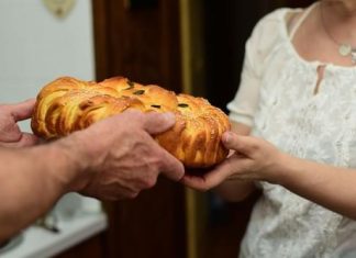 Da li se slavski kolač reže u crkvi ili kod kuće? Otac Predrag Popović otkriva gde greši većina domaćina Da li se slavski kolač reže u crkvi ili kod kuće? Otac Predrag Popović otkriva gde greši većina domaćina - featured image