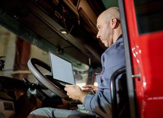 Kamiondžija Jovica iz Kruševca se oženio 23 godine mlađom pa zažalio: “Čuo sam muški smeh u mom krevetu”, ali tu nije kraj… Kamiondžija Jovica iz Kruševca se oženio 23 godine mlađom pa zažalio: "Čuo sam muški smeh u mom krevetu", ali tu nije kraj... - featured image