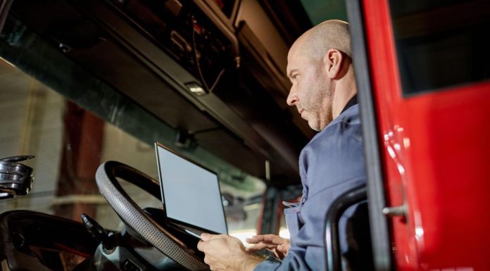 Kamiondžija Jovica iz Kruševca se oženio 23 godine mlađom pa zažalio: “Čuo sam muški smeh u mom krevetu”, ali tu nije kraj… Kamiondžija Jovica iz Kruševca se oženio 23 godine mlađom pa zažalio: "Čuo sam muški smeh u mom krevetu", ali tu nije kraj... - featured image