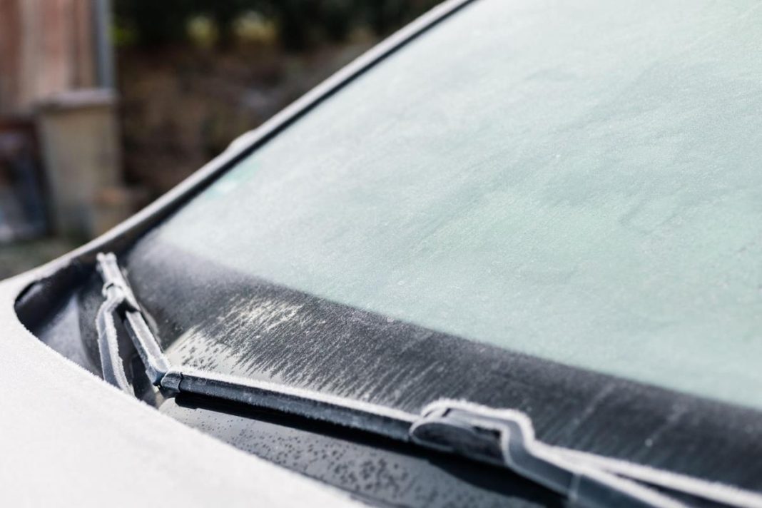 Kako na najjednostavniji način skinuti led sa šoferšajbne? Rešavamo sve zabune i otkrivamo šta je najlakše - featured image Kako na najjednostavniji način skinuti led sa šoferšajbne? Rešavamo sve zabune i otkrivamo šta je najlakše - featured image