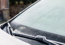 Kako na najjednostavniji način skinuti led sa šoferšajbne? Rešavamo sve zabune i otkrivamo šta je najlakše Kako na najjednostavniji način skinuti led sa šoferšajbne? Rešavamo sve zabune i otkrivamo šta je najlakše - featured image