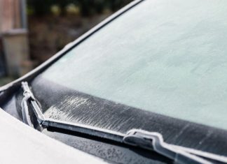 Kako na najjednostavniji način skinuti led sa šoferšajbne? Rešavamo sve zabune i otkrivamo šta je najlakše Kako na najjednostavniji način skinuti led sa šoferšajbne? Rešavamo sve zabune i otkrivamo šta je najlakše - featured image