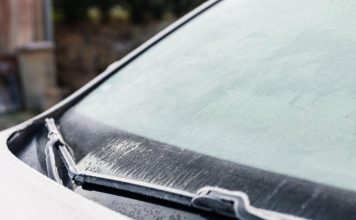 Kako na najjednostavniji način skinuti led sa šoferšajbne? Rešavamo sve zabune i otkrivamo šta je najlakše Kako na najjednostavniji način skinuti led sa šoferšajbne? Rešavamo sve zabune i otkrivamo šta je najlakše - featured image