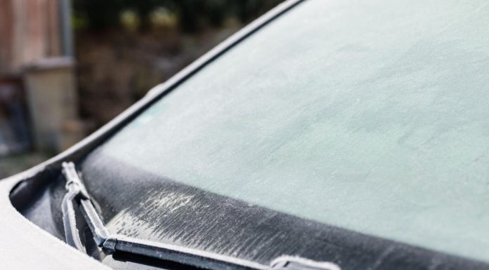 Kako na najjednostavniji način skinuti led sa šoferšajbne? Rešavamo sve zabune i otkrivamo šta je najlakše Kako na najjednostavniji način skinuti led sa šoferšajbne? Rešavamo sve zabune i otkrivamo šta je najlakše - featured image