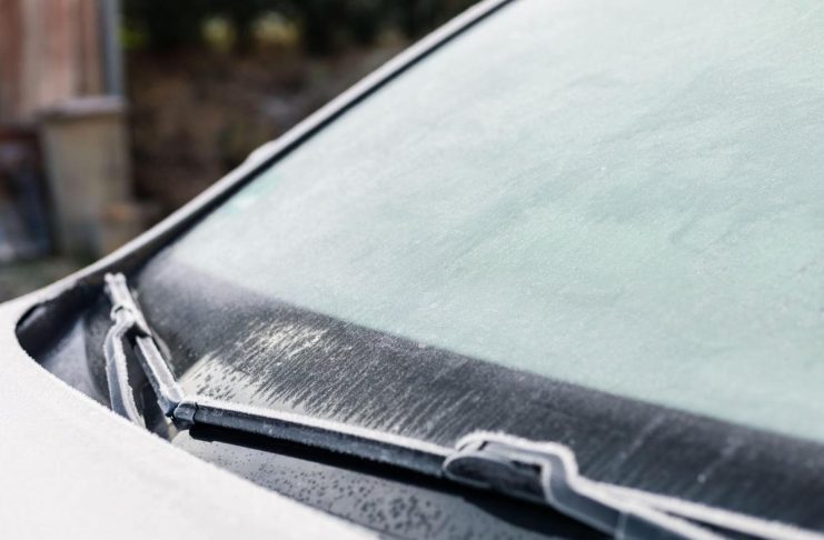 Kako na najjednostavniji način skinuti led sa šoferšajbne? Rešavamo sve zabune i otkrivamo šta je najlakše Kako na najjednostavniji način skinuti led sa šoferšajbne? Rešavamo sve zabune i otkrivamo šta je najlakše - featured image