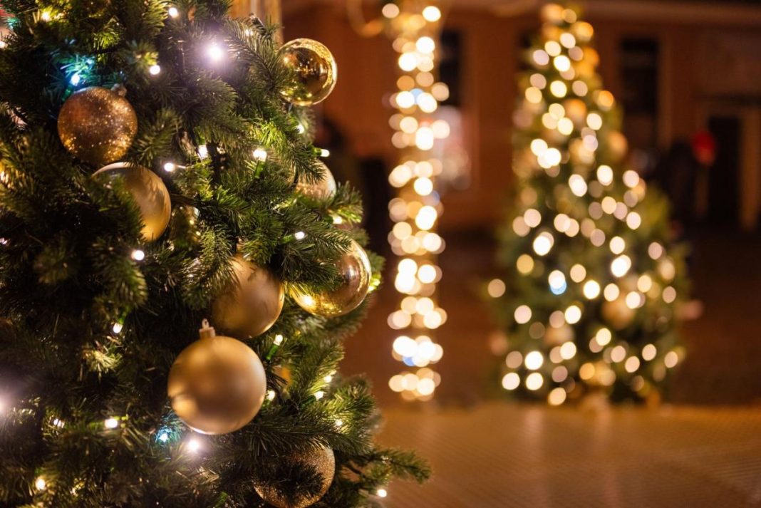 Da li je dobro ostaviti lampice na jelci cele noći? Stručnjaci objašnjavaju koliki je rizik I kako da uštedite struju - featured image Da li je dobro ostaviti lampice na jelci cele noći? Stručnjaci objašnjavaju koliki je rizik I kako da uštedite struju - featured image