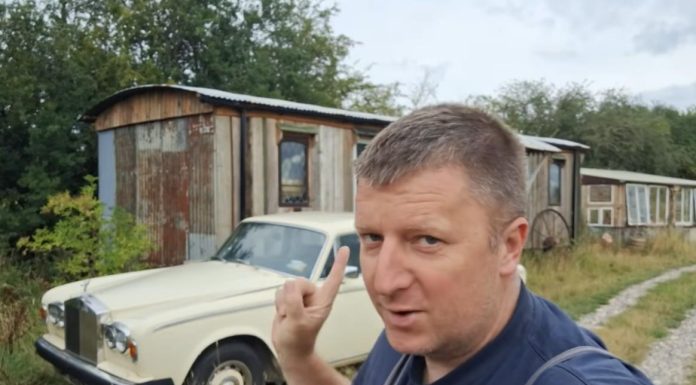 Kupio “rols-rojsa” za male pare, a onda je nastao pakao: Kada je otvorio haubu, imao je šta da vidi Kupio "rols-rojsa" za male pare, a onda je nastao pakao: Kada je otvorio haubu, imao je šta da vidi - featured image