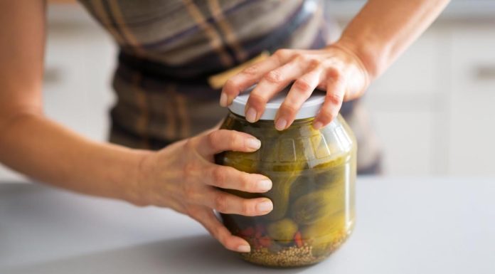 Kako najlakše odvrnuti poklopac sa tegle? Viralni trik osvojio domaćice širom Balkana (VIDEO) Kako najlakše odvrnuti poklopac sa tegle? Viralni trik osvojio domaćice širom Balkana (VIDEO) - featured image