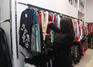 “NI DA JE ZA DŽ!”: Žena koja 7 godina radi u radnji polovne odeće otkrila šta nikad ne bi KUPILA! Evo šta kriju "NI DA JE ZA DŽ!": Žena koja 7 godina radi u radnji polovne odeće otkrila šta nikad ne bi KUPILA! Evo šta kriju - featured image