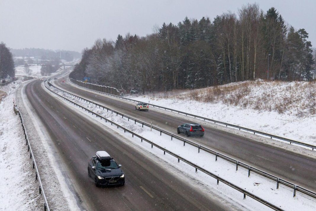 Ovako Šveđani čiste puteve zimi kada napada sneg do struka: Kako se ovoga niko nije setio, topi se u sekundi! - featured image
