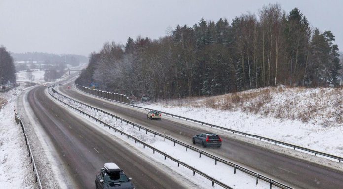 Ovako Šveđani čiste puteve zimi kada napada sneg do struka: Kako se ovoga niko nije setio, topi se u sekundi! Ovako Šveđani čiste puteve zimi kada napada sneg do struka: Kako se ovoga niko nije setio, topi se u sekundi! - featured image