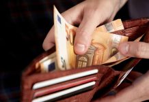 Jednu stvar nosimo u novčaniku, a veruje se da privlači lošu energiju: Odmah je izbacite i gledajte kako vam stižu pare! Jednu stvar nosimo u novčaniku, a veruje se da privlači lošu energiju: Odmah je izbacite i gledajte kako vam stižu pare! - featured image