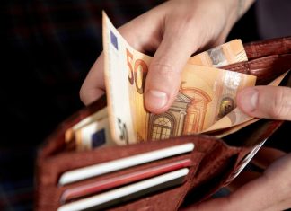 Jednu stvar nosimo u novčaniku, a veruje se da privlači lošu energiju: Odmah je izbacite i gledajte kako vam stižu pare! Jednu stvar nosimo u novčaniku, a veruje se da privlači lošu energiju: Odmah je izbacite i gledajte kako vam stižu pare! - featured image