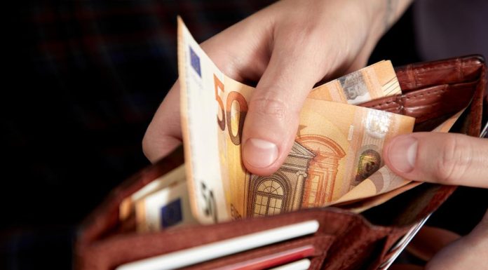 Jednu stvar nosimo u novčaniku, a veruje se da privlači lošu energiju: Odmah je izbacite i gledajte kako vam stižu pare! Jednu stvar nosimo u novčaniku, a veruje se da privlači lošu energiju: Odmah je izbacite i gledajte kako vam stižu pare! - featured image